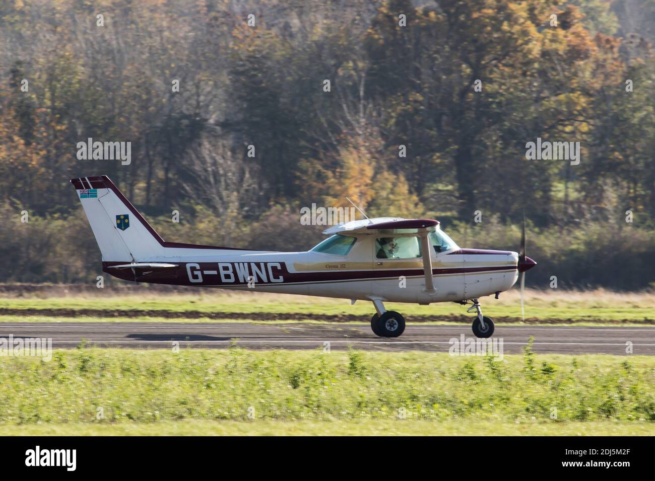 G-BWNC Cessna 152 del South Warwickshire Flying Club a Wellesbourne Aeroporto di Mountford, novembre 2020 Foto Stock
