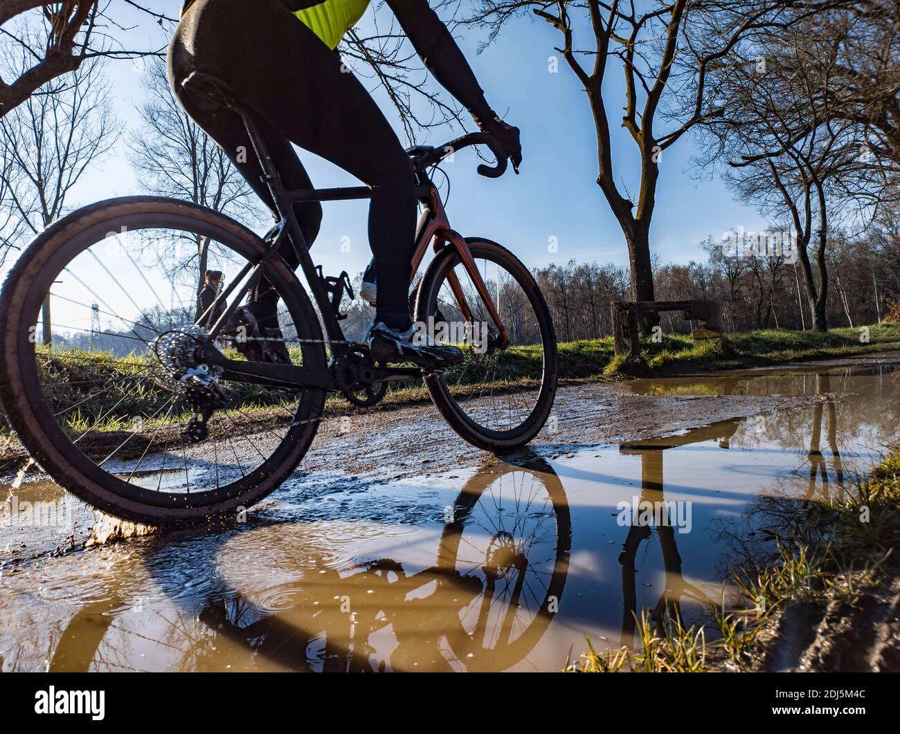 Piste di fango su una pista per mountain bike Foto Stock