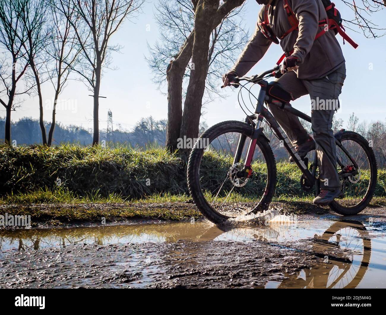 Piste di fango su una pista per mountain bike Foto Stock