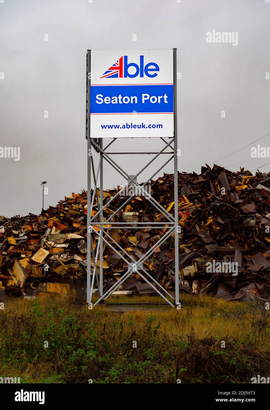 Accesso al porto di Aable Seaton davanti a una pila di Tagliare l'acciaio pronto per l'esportazione presso lo stabilimento di able UK A Seaton Carew Foto Stock
