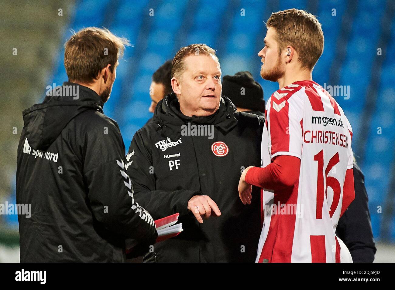 Aalborg, Danimarca. 13 Dicembre 2020. Il capo allenatore Peter Feher di AAB ha visto con Magnus Christensen (16) la partita 3F Superliga tra Aalborg Boldklub e Lyngby Boldklub all'Aalborg Portland Park di Aalborg. (Photo Credit: Gonzales Photo/Alamy Live News Foto Stock