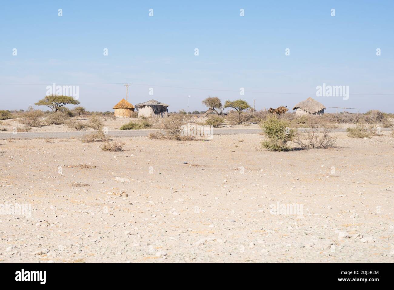 Fango e paglia baita in legno con tetto di paglia nella boccola. Villaggio locale nelle zone rurali Caprivi Strip, la più popolosa regione in Namibia, Africa. Foto Stock