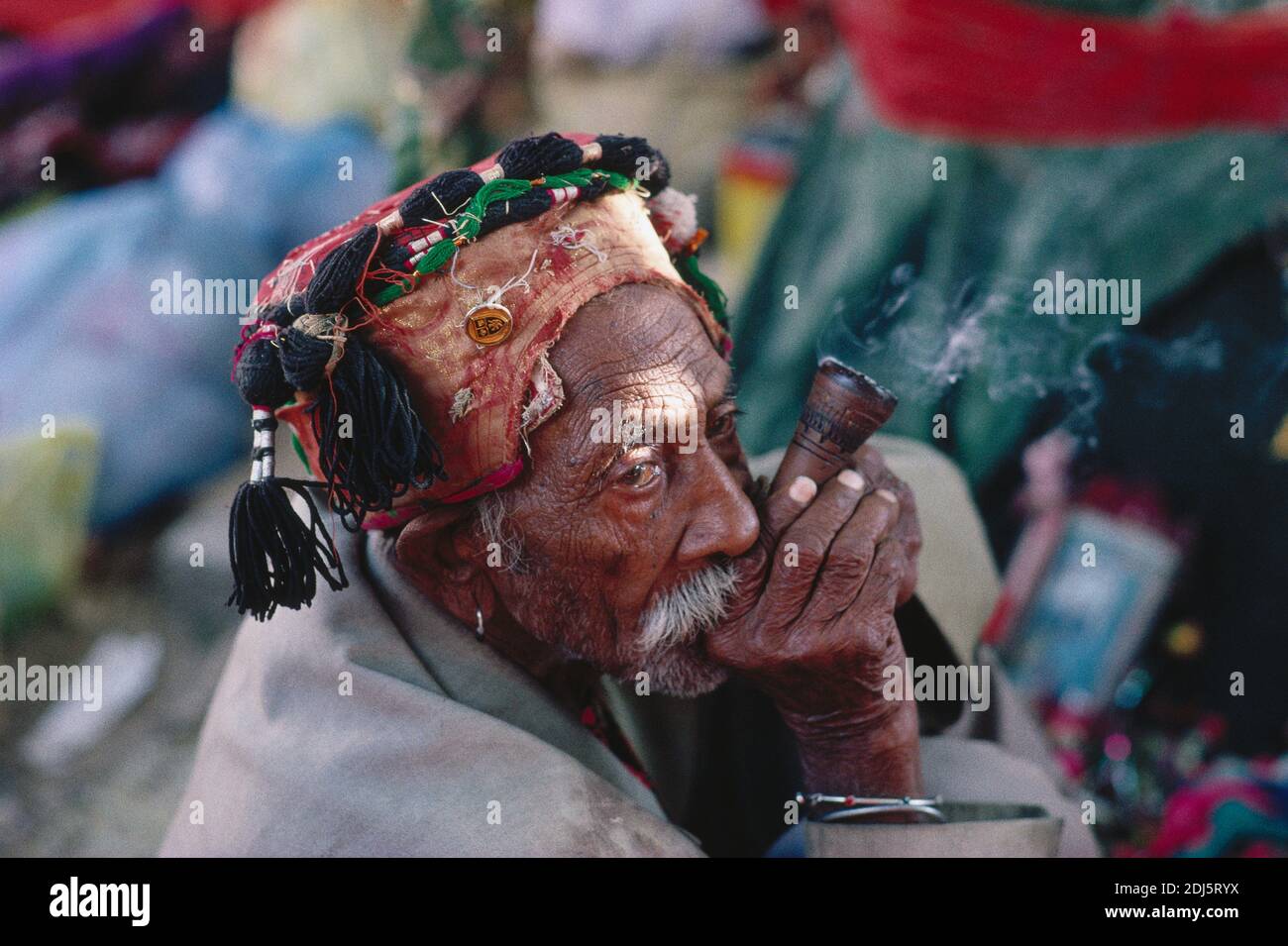 Uomo che fuma chilum immagini e fotografie stock ad alta risoluzione - Alamy