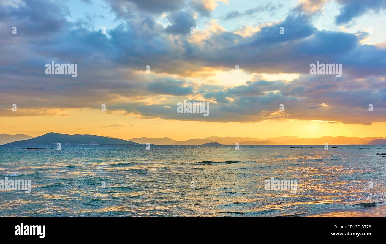 Vista panoramica con il mare e le nuvole in serata. Orizzontale Foto Stock