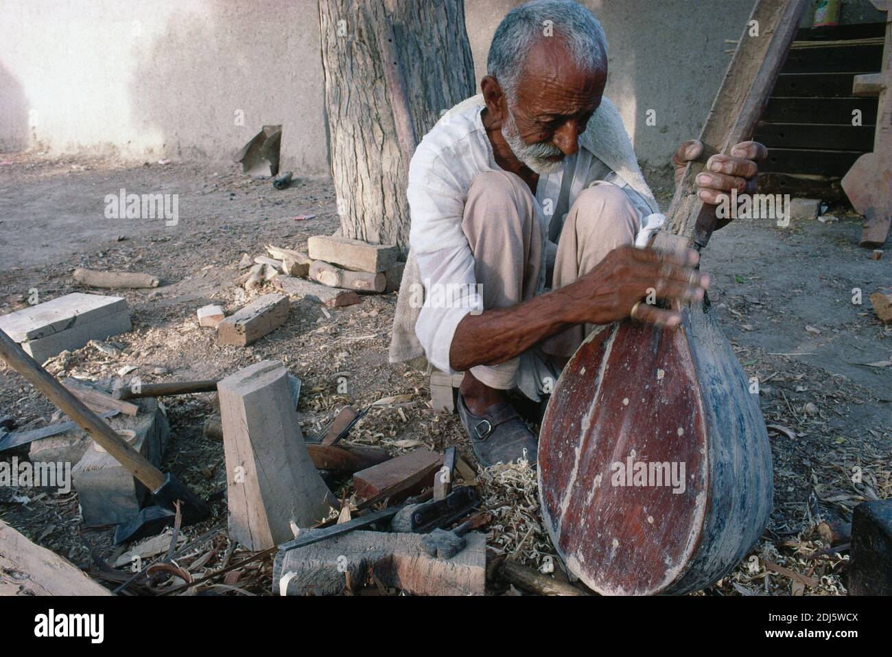 Lavorazione di strumenti tradizionali pakistani, Tanpura Maker a Sindh, Pakistan. Foto Stock