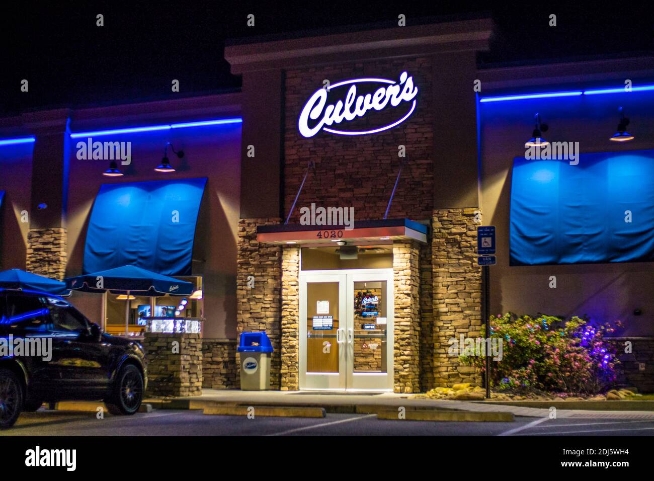 Augusta, GA USA - 11 04 20: Ristorante Culvers di notte, ingresso luci al neon blu e auto Foto Stock