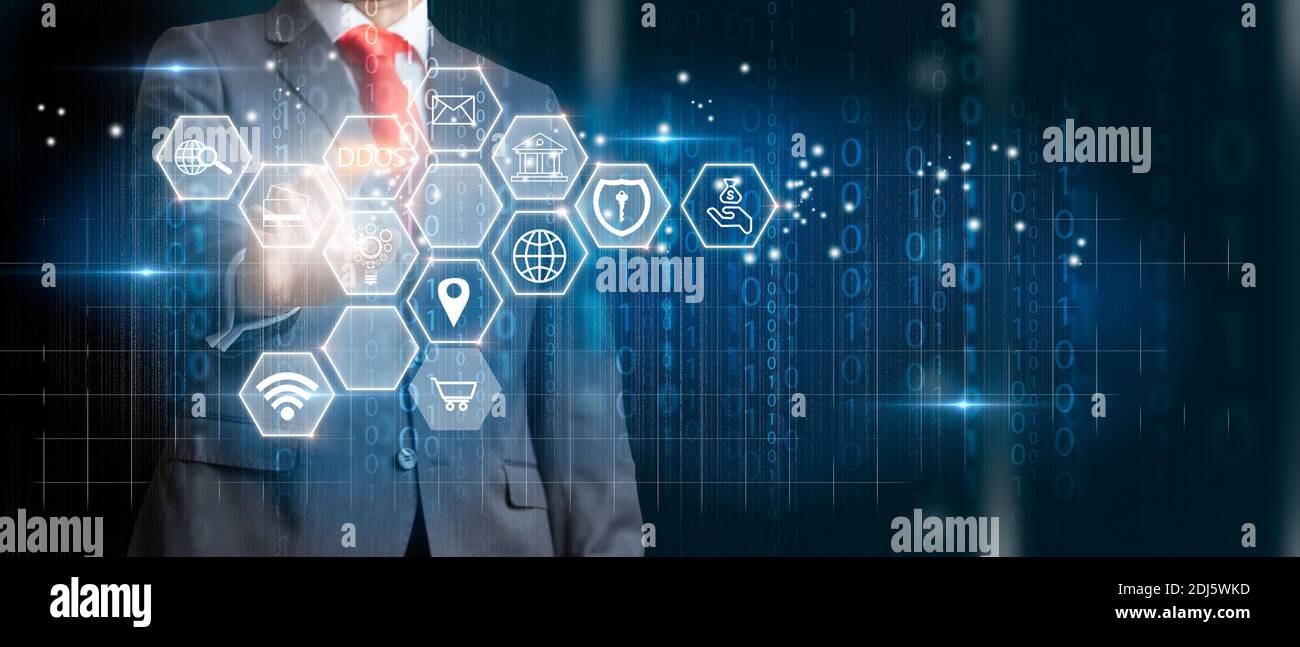 Uomo d'affari che tocca uno schermo virtuale con l'icona protezione DDoS Denial of Service Security. Sicurezza di fronte a un attacco DDoS. Supporti misti Foto Stock