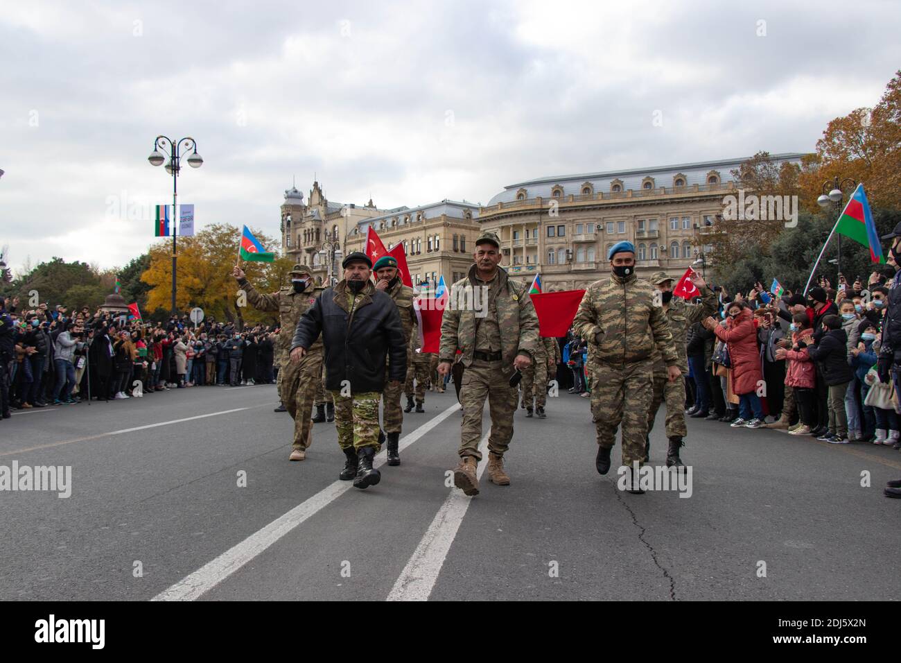 Baku - Azerbaigian: 10 dicembre 2020. Soldati azerbaigiani che marciano nella Parata della Vittoria. Una nazione due stati - Azerbaigian e Turchia. Foto Stock