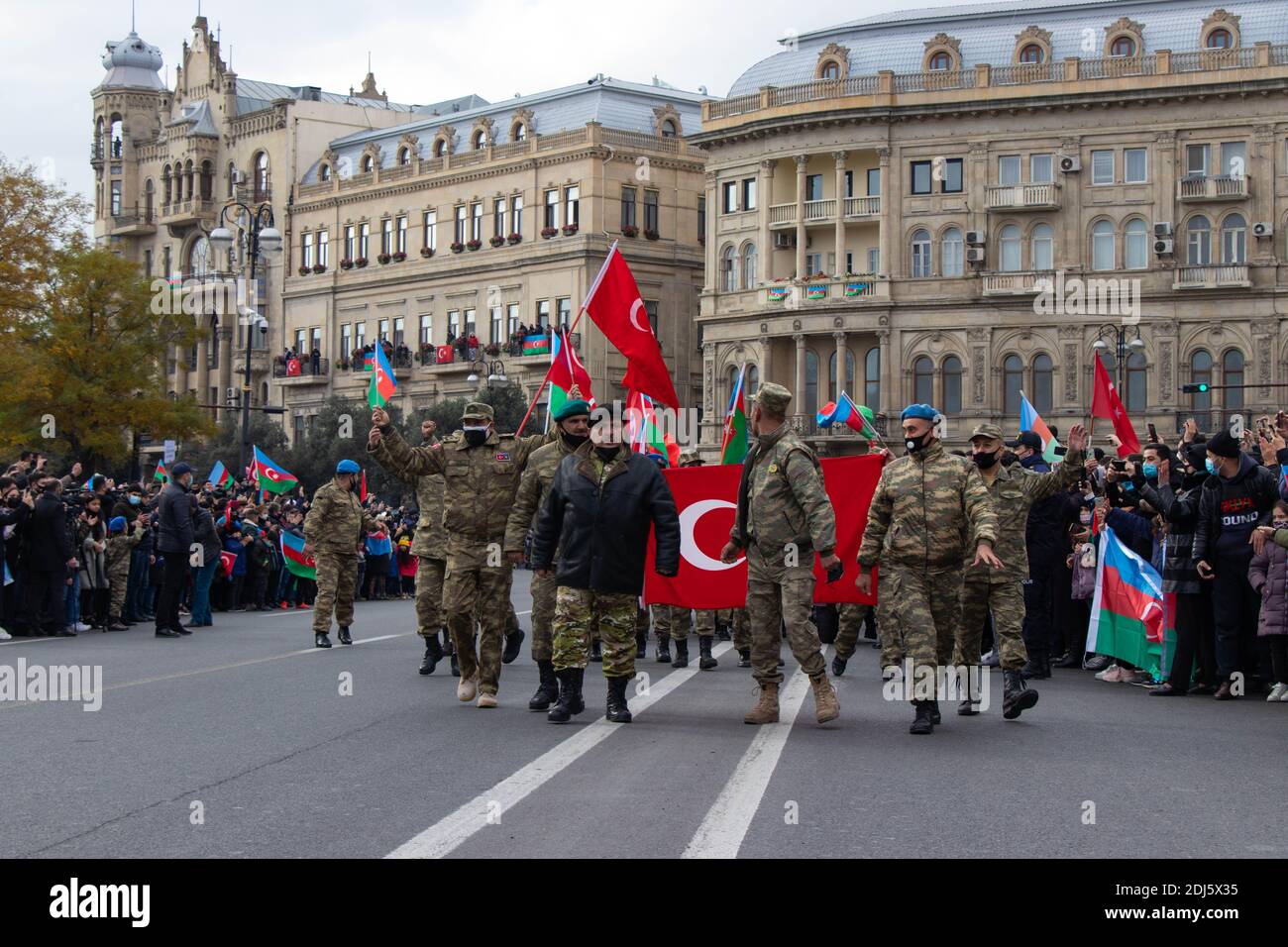 Baku - Azerbaigian: 10 dicembre 2020. Soldati azerbaigiani che marciano nella Parata della Vittoria. Una nazione due stati - Azerbaigian e Turchia. Foto Stock