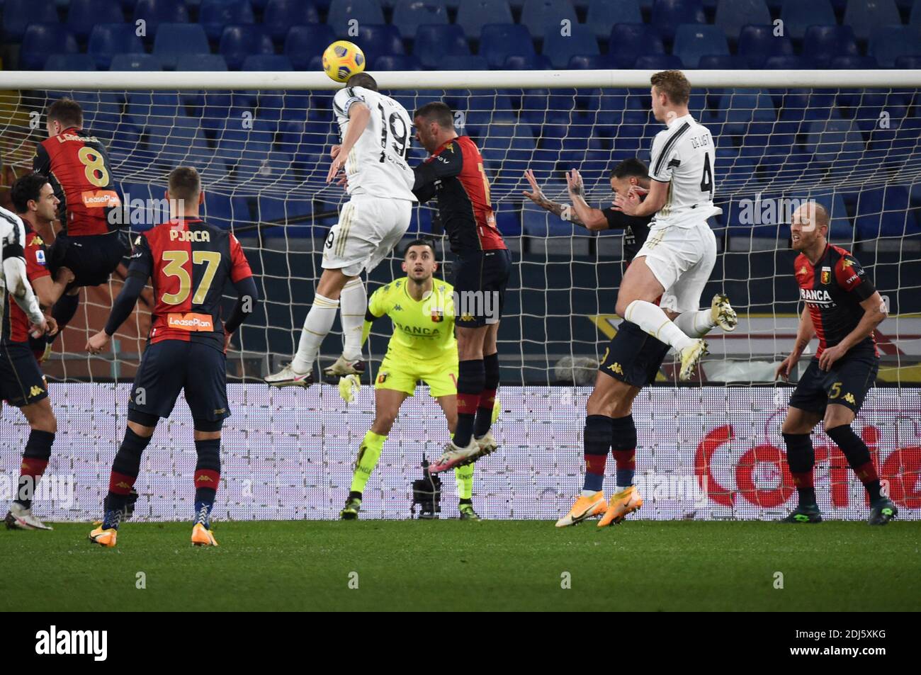 Stadio Luigi Ferraris, Genova, 13 Dic 2020, Leonardo Bonucci (Juventus), Mattia Bani (Genova) durante il CFC di Genova vs Juventus FC, calcio italiano Serie A match - Foto Danilo Vigo / LM Credit: LiveMedia/Alamy Live News Foto Stock
