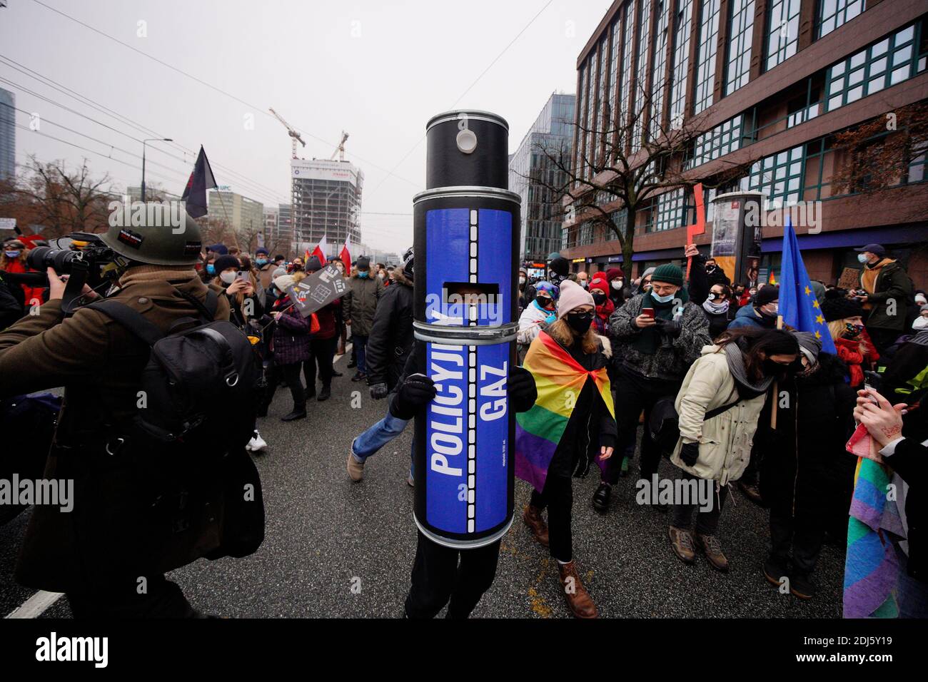 Un manifestante indossa un costume simile a una bomboletta di spray al pepe utilizzata dalla polizia a Varsavia, Polonia, il 13 dicembre 2020. Migliaia di persone sono scese in strada Foto Stock