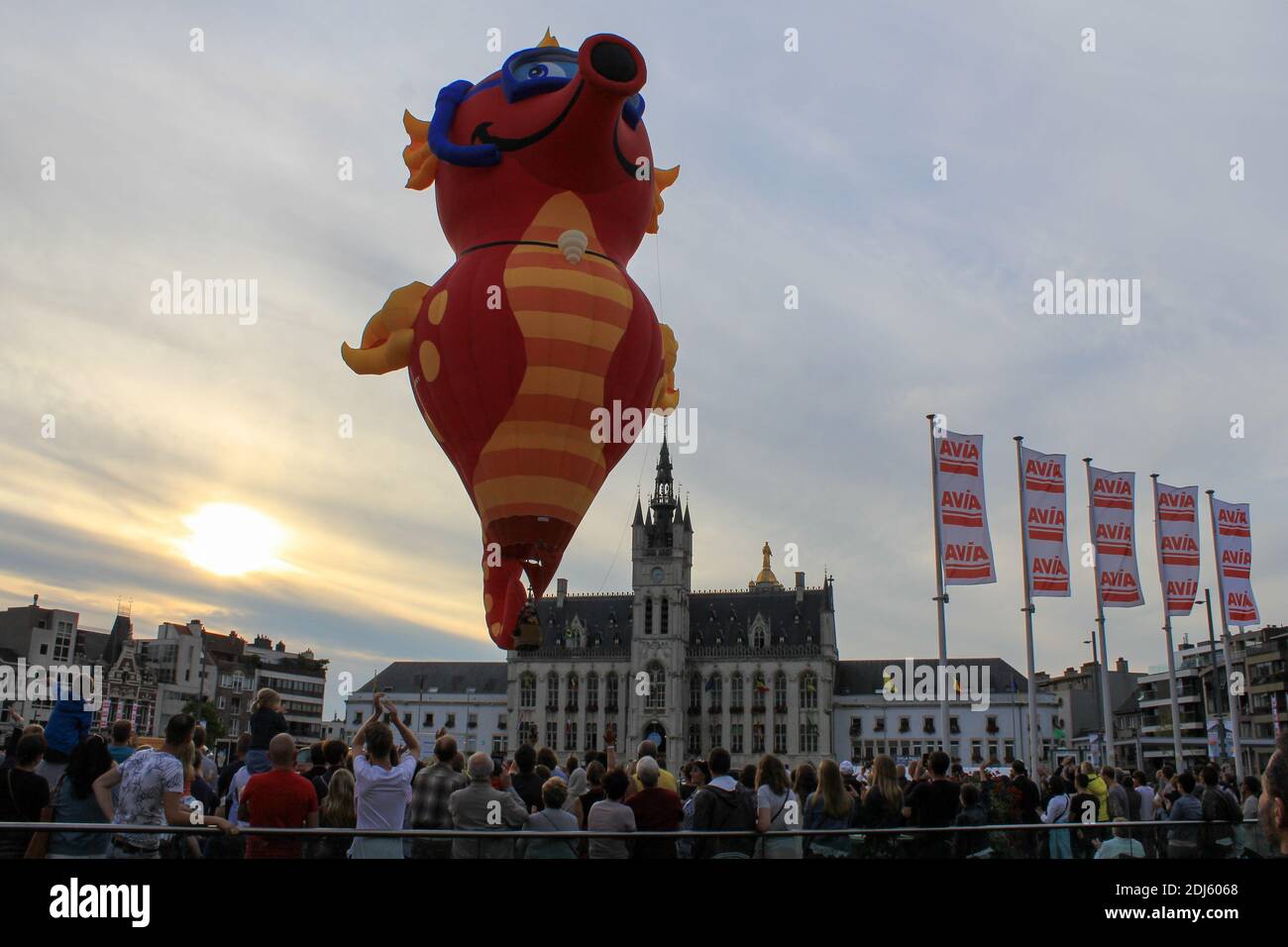 un grande pallone aerostatico drago sta volando nel aria dalla piazza del mercato in sint-niklaas durante il tramonto a. i festeggiamenti annuali per la pace Foto Stock