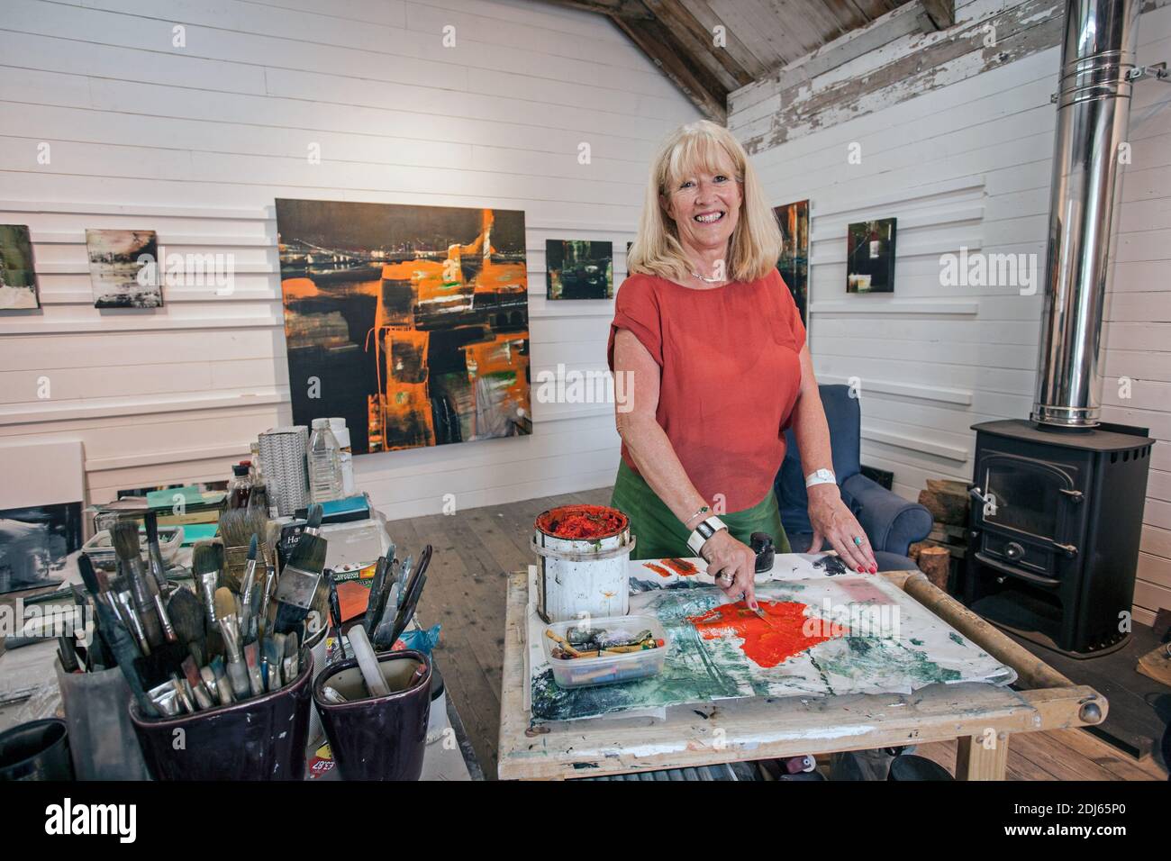 Il pittore Marion Taylor nel suo studio a St Ives, Cornovaglia , Inghilterra Foto Stock