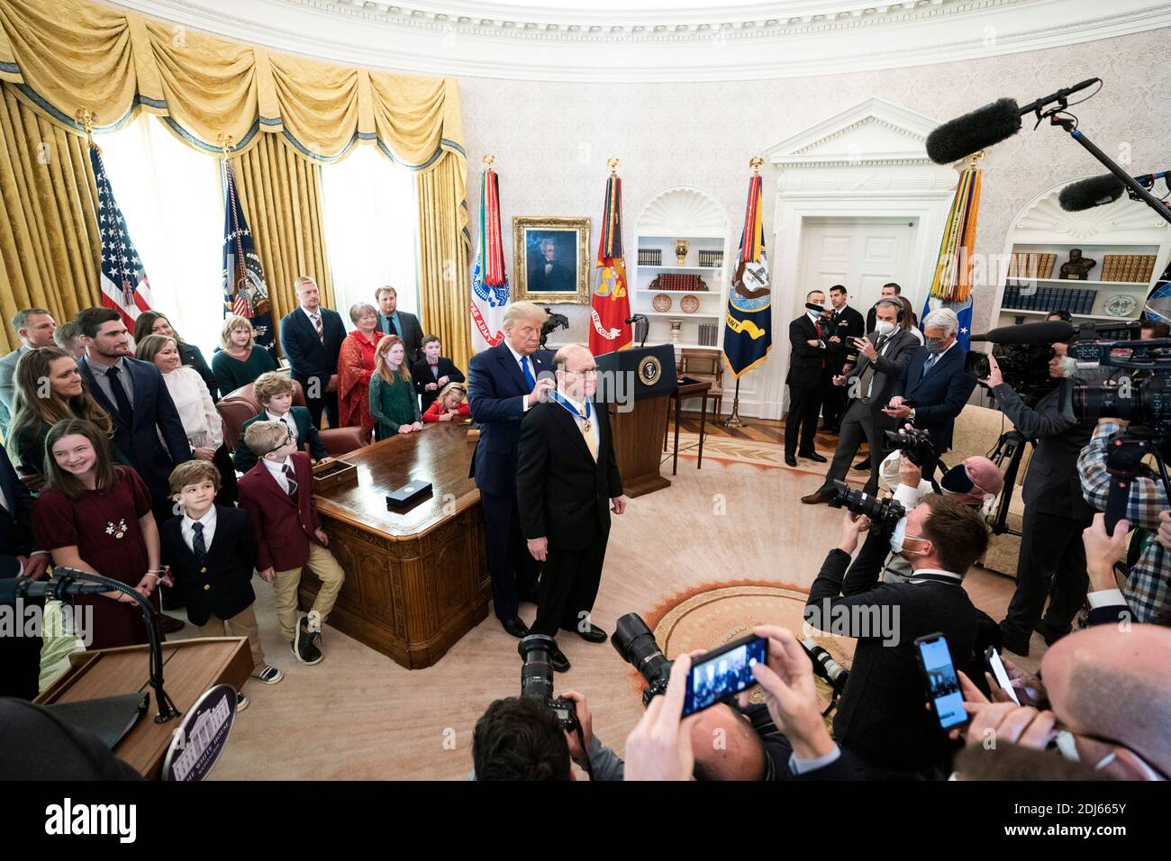 Il presidente degli Stati Uniti Donald Trump presenta il campione olimpico di lotta Dan Gable la Medaglia della libertà nell'Ufficio ovale della Casa Bianca 7 dicembre 2020 a Washington, D.C. Foto Stock