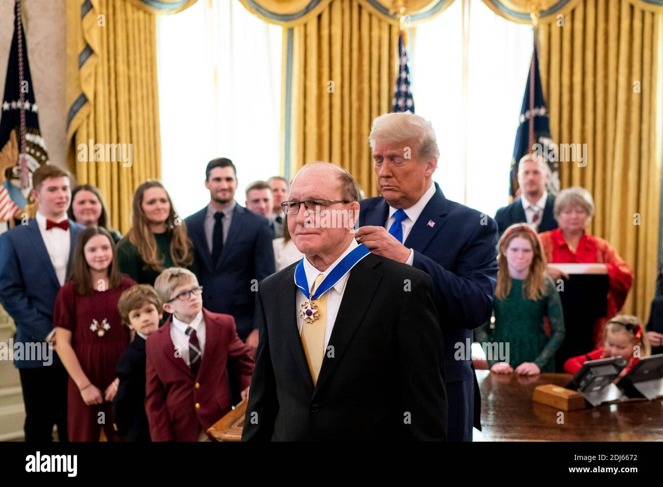 Il presidente degli Stati Uniti Donald Trump presenta il campione olimpico di lotta Dan Gable la Medaglia della libertà nell'Ufficio ovale della Casa Bianca 7 dicembre 2020 a Washington, D.C. Foto Stock