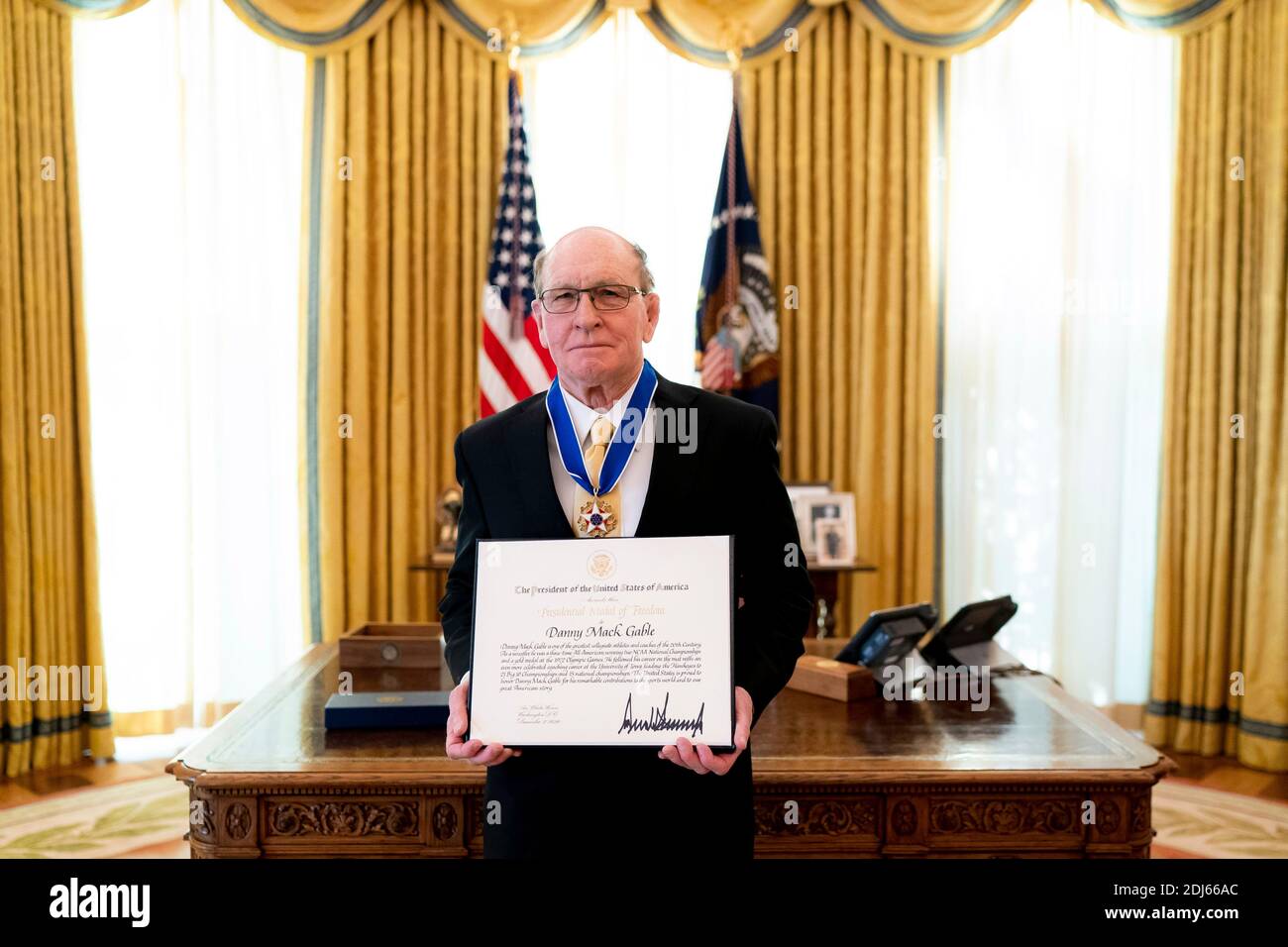 Dan Gable, campione olimpico di wrestling, mostra la sua Medaglia di libertà dopo una cerimonia presso l'Ufficio ovale della Casa Bianca il 7 dicembre 2020 a Washington, D.C. Foto Stock