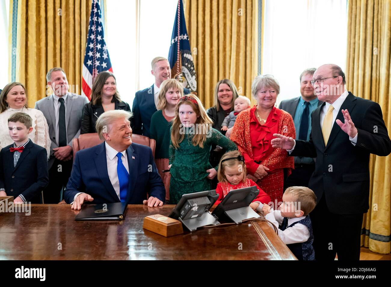Dan Gable, campione olimpico di wrestling, destra, e famiglia si riuniscono intorno al presidente Donald Trump per una foto dopo la presentazione della Medaglia di libertà nell'Ufficio ovale della Casa Bianca 7 dicembre 2020 a Washington, D.C. Foto Stock