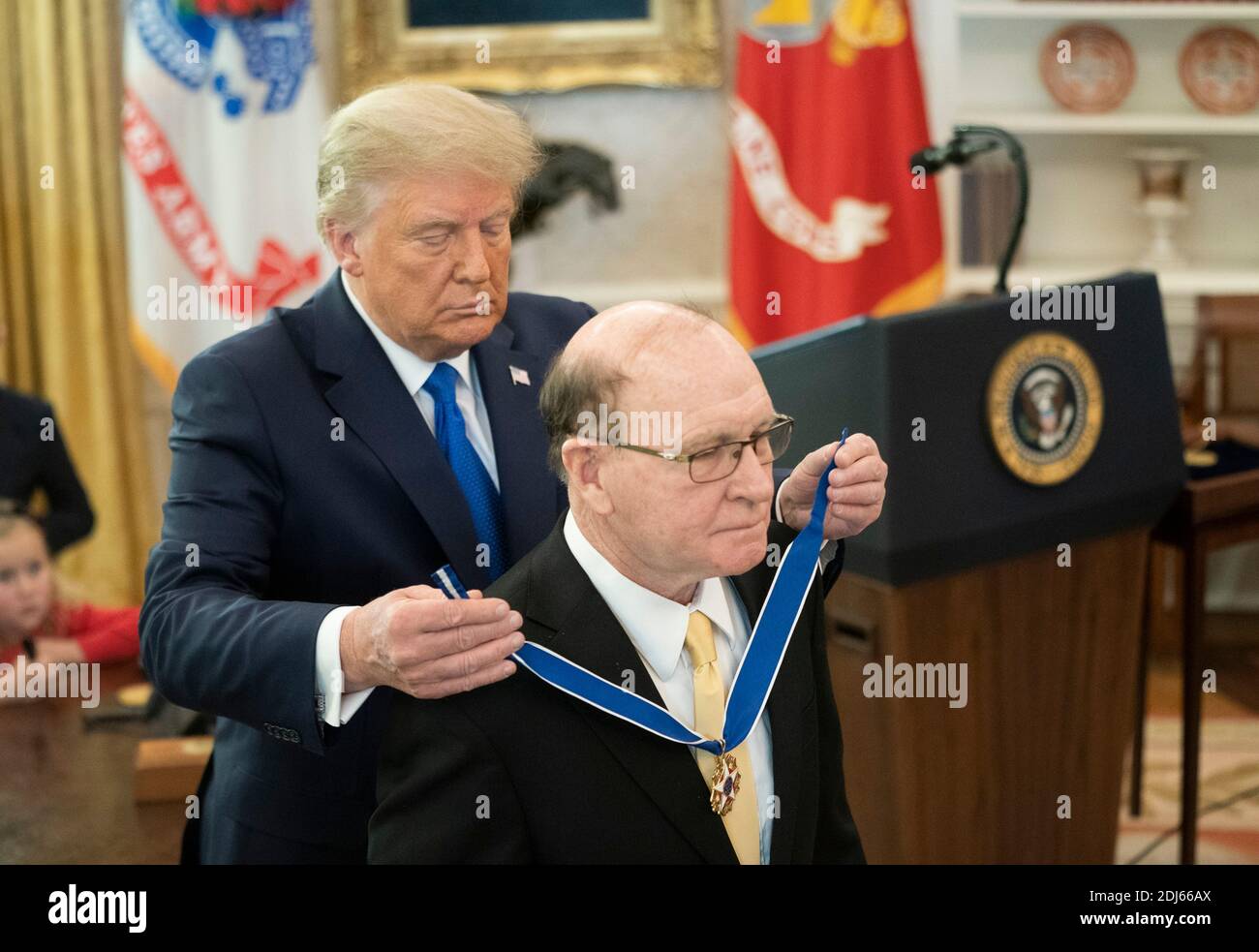 Il presidente degli Stati Uniti Donald Trump presenta il campione olimpico di lotta Dan Gable la Medaglia della libertà nell'Ufficio ovale della Casa Bianca 7 dicembre 2020 a Washington, D.C. Foto Stock