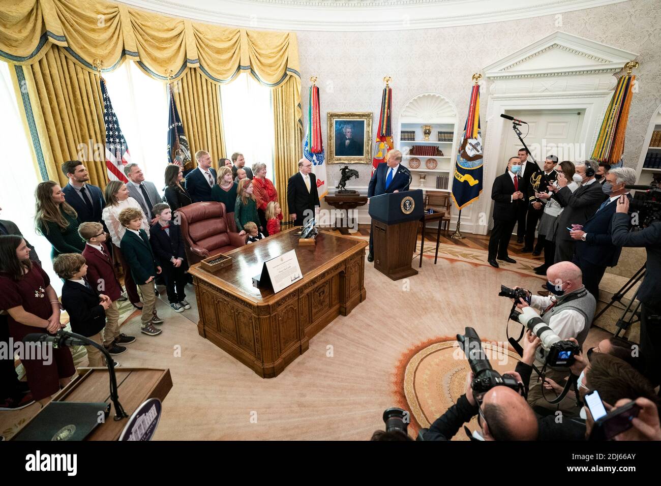 Il presidente degli Stati Uniti Donald Trump si rivolge alle osservazioni prima di presentare il campione olimpico di lotta Dan Gable la Medaglia della libertà nell'Ufficio ovale della Casa Bianca 7 dicembre 2020 a Washington, D.C. Foto Stock