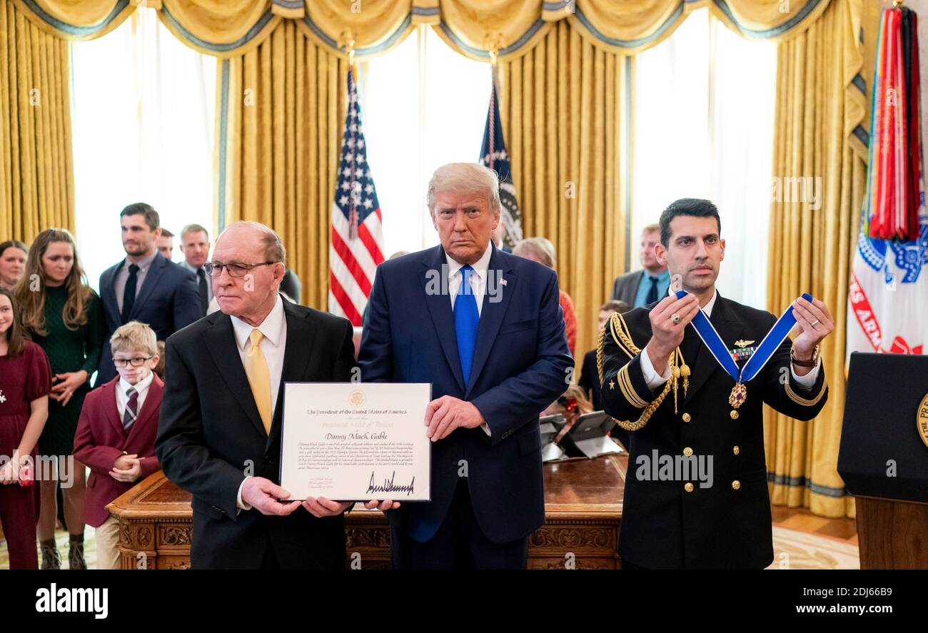 Il presidente degli Stati Uniti Donald Trump presenta il campione olimpico di lotta Dan Gable la Medaglia della libertà nell'Ufficio ovale della Casa Bianca 7 dicembre 2020 a Washington, D.C. Foto Stock