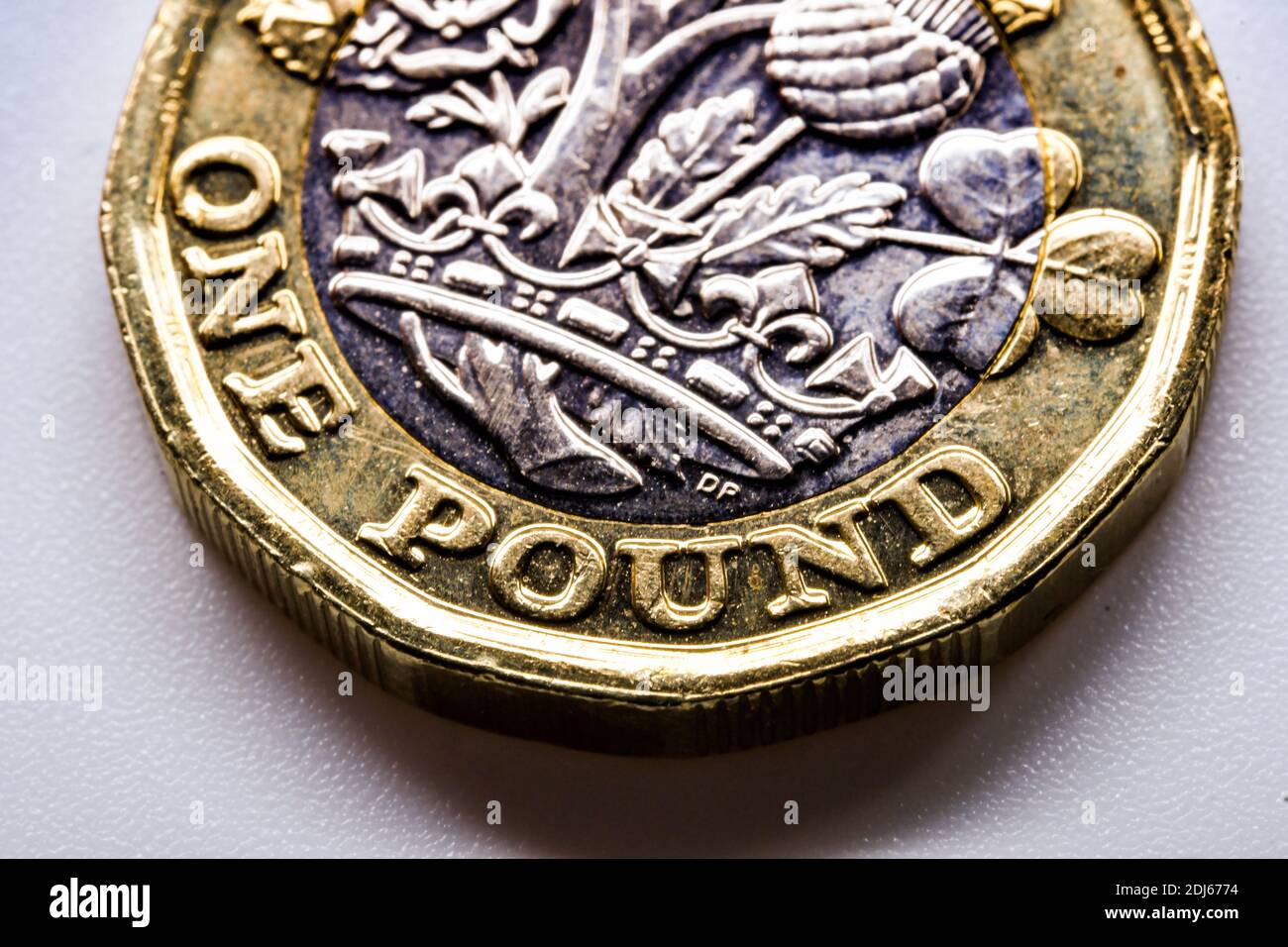 Primo piano del bordo di una moneta da una libbra. Nessuna gente. Spazio di copia. Foto Stock