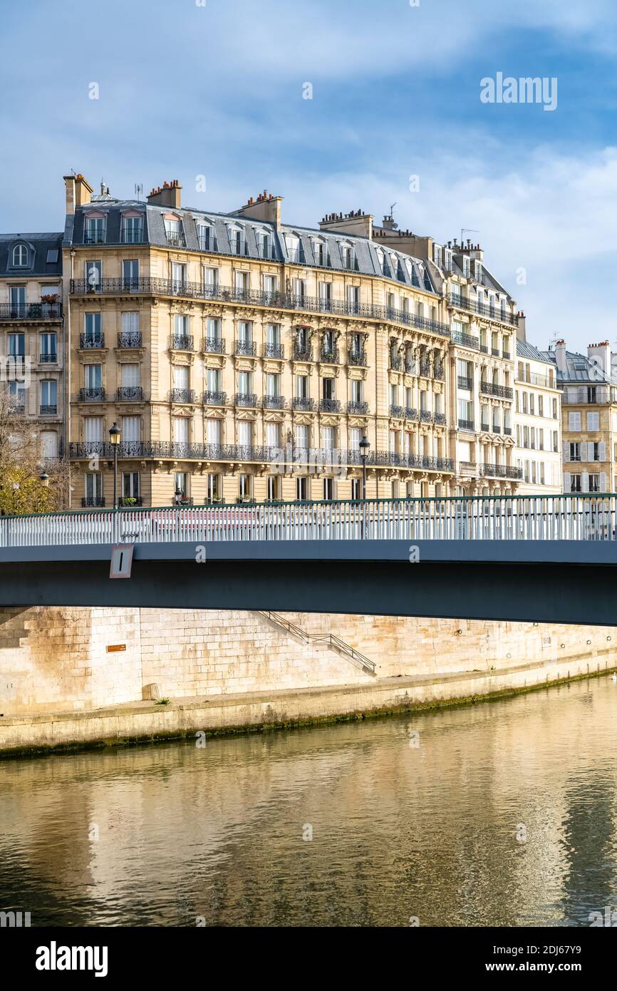 Parigi, ile saint-louis e quai de Bourbon, con il ponte di Saint-Louis, bellissimo edificio antico Foto Stock
