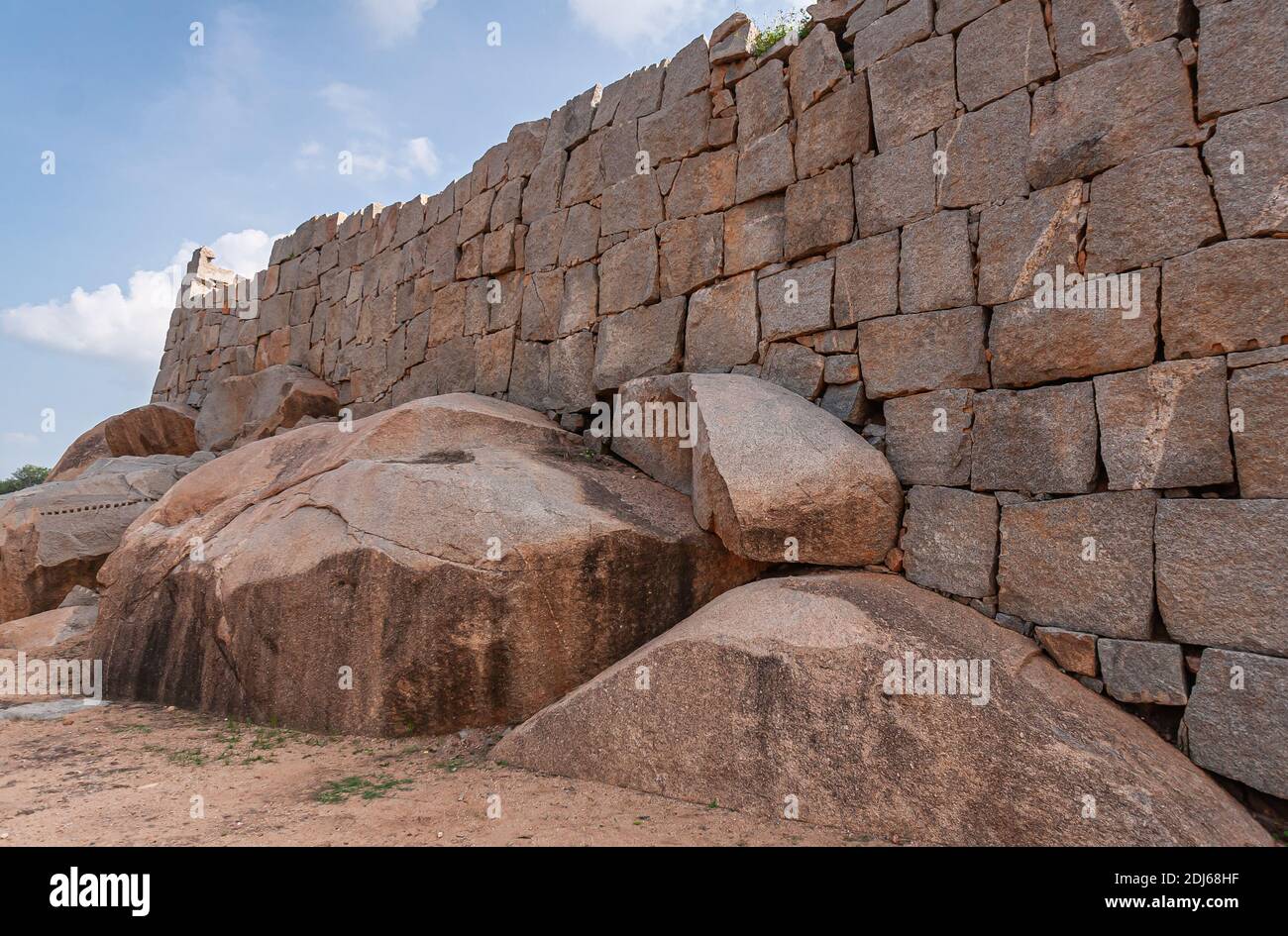 Hampi, Karnataka, India - 4 novembre 2013: Recinto reale. Parte della parete circostante con massi come rinforzi di fronte sotto la luce blu di sk Foto Stock