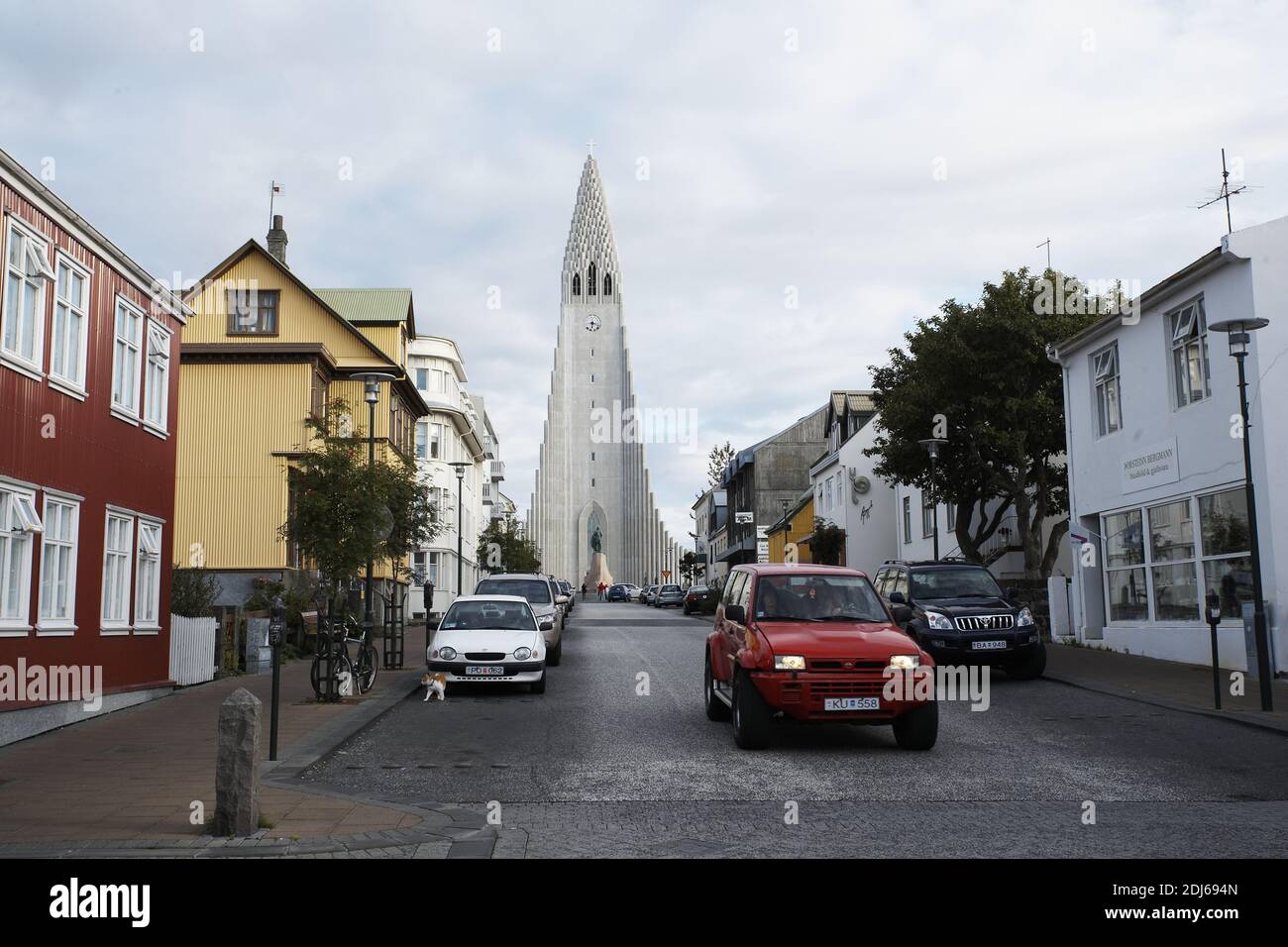 Scena di strada a Reykjavik con la Chiesa di Hallgrimskirkja sullo sfondo, Islanda, regioni polari Foto Stock