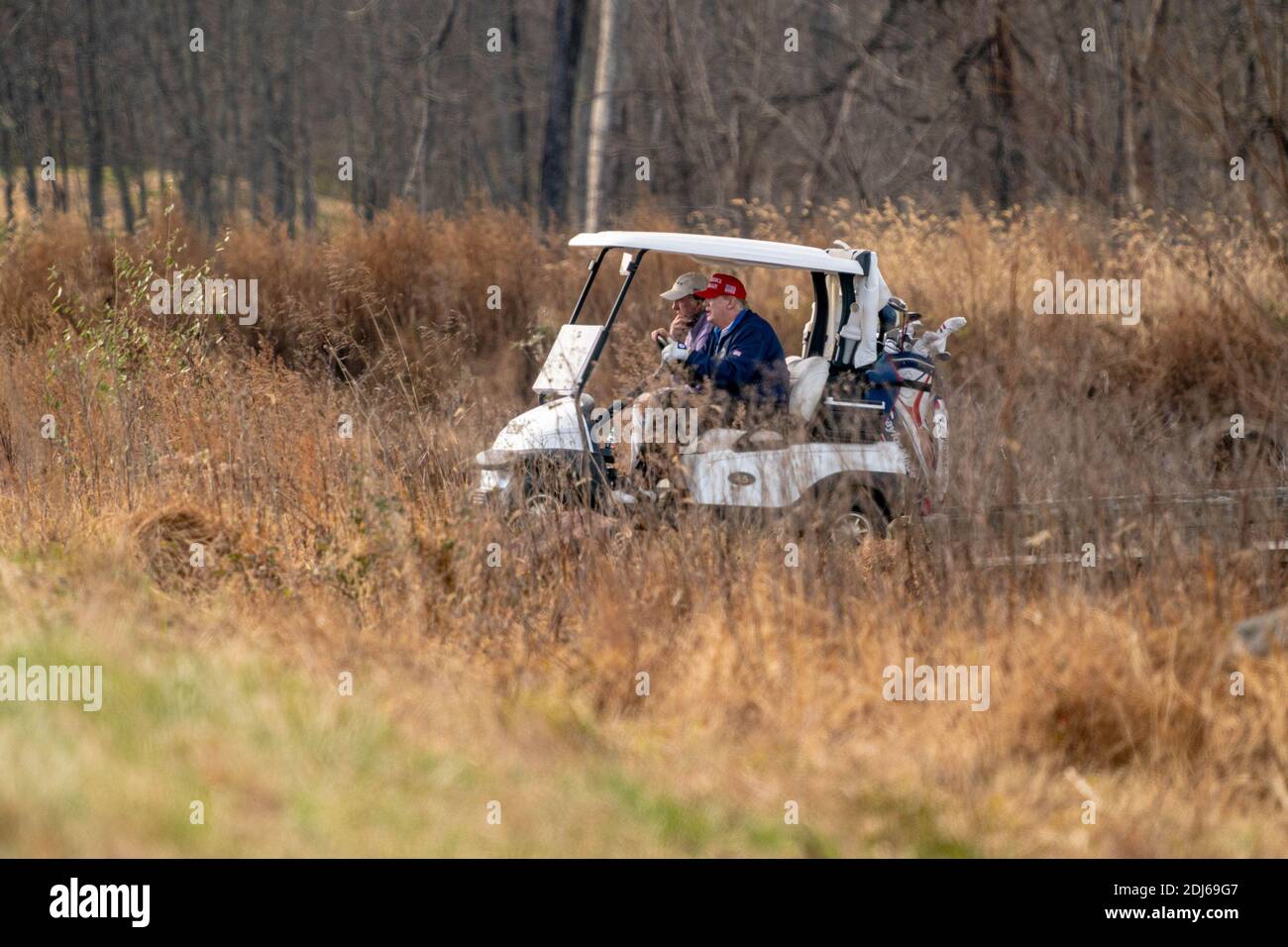 Washington, Stati Uniti. 13 Dicembre 2020. Il presidente degli Stati Uniti Donald J. Trump guida il suo golf cart, numero 45, mentre gioca a golf al Trump National Golf Club di Sterling, Virginia, domenica 13 dicembre 2020. Foto di Ken Cedeno/UPI Credit: UPI/Alamy Live News Foto Stock