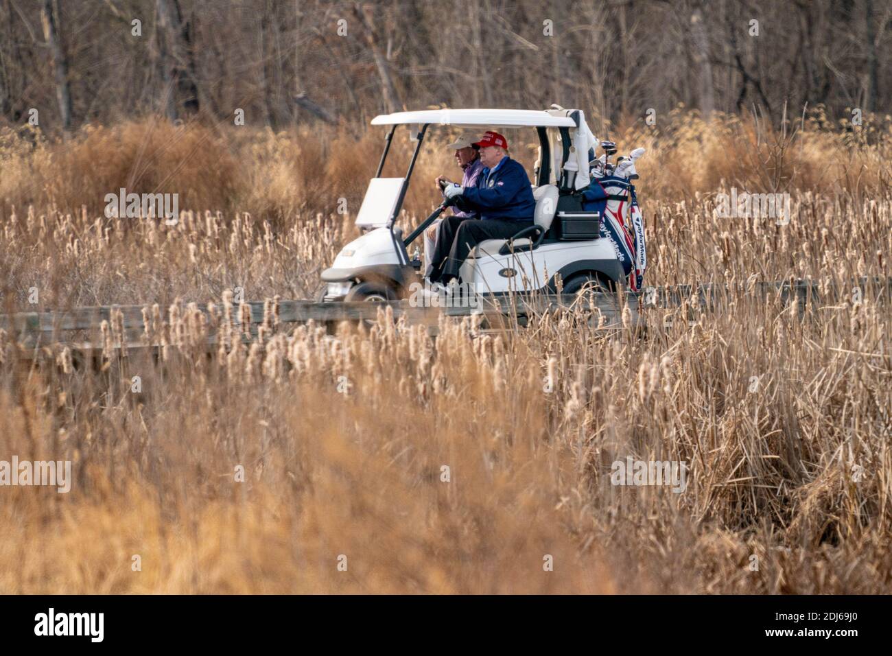 Washington, Stati Uniti. 13 Dicembre 2020. Il presidente degli Stati Uniti Donald J. Trump guida il suo golf cart, numero 45, mentre gioca a golf al Trump National Golf Club di Sterling, Virginia, domenica 13 dicembre 2020. Foto di Ken Cedeno/UPI Credit: UPI/Alamy Live News Foto Stock