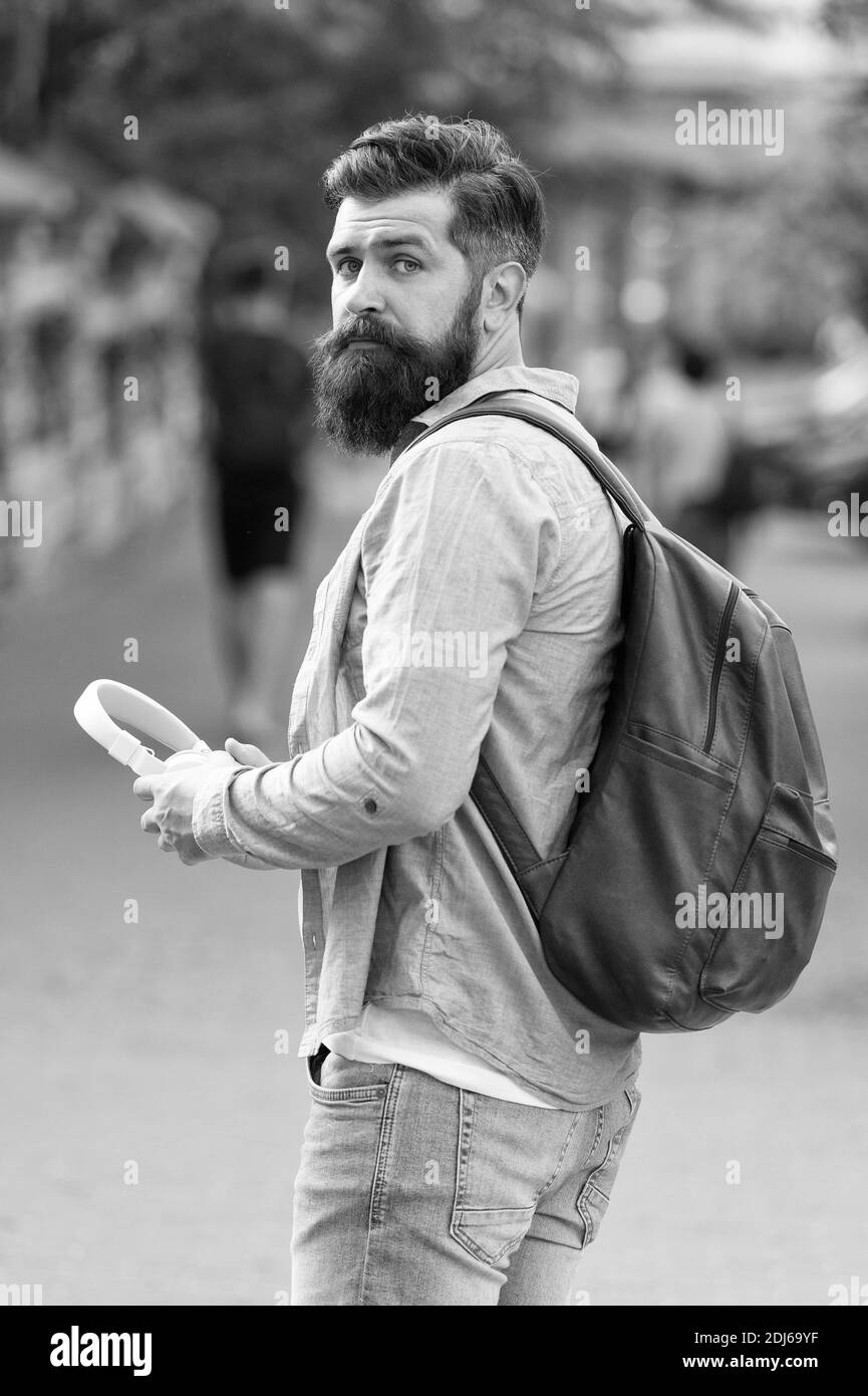 Il suo desiderio lo fa viaggiare. Uomo bearded andare a visitare. Viaggi e vanderlust. Passeggia e scopri. Wanderlust. Desiderio di esplorare. Wanderlust è il suo nome. Vacanze estive. Foto Stock