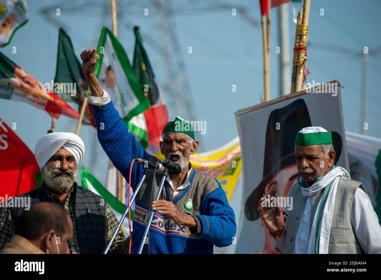 Uno dei più antichi contadini Swarna Singh, 97 anni, parla durante la manifestazione. Le proteste dei contadini continuano al confine tra Delhi e Utttar Pradesh. Domani i leader degli agricoltori si siederanno in un giorno di sciopero della fame. Migliaia di agricoltori hanno protestato in vari punti di confine di Delhi chiedendo la demolizione di nuove leggi agricole. Foto Stock