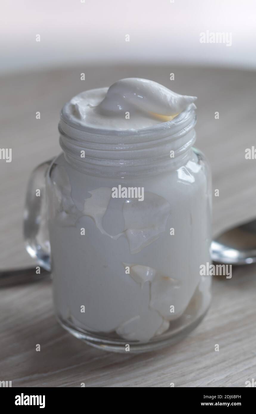 vasetto di yogurt per accompagnare i dessert Foto Stock