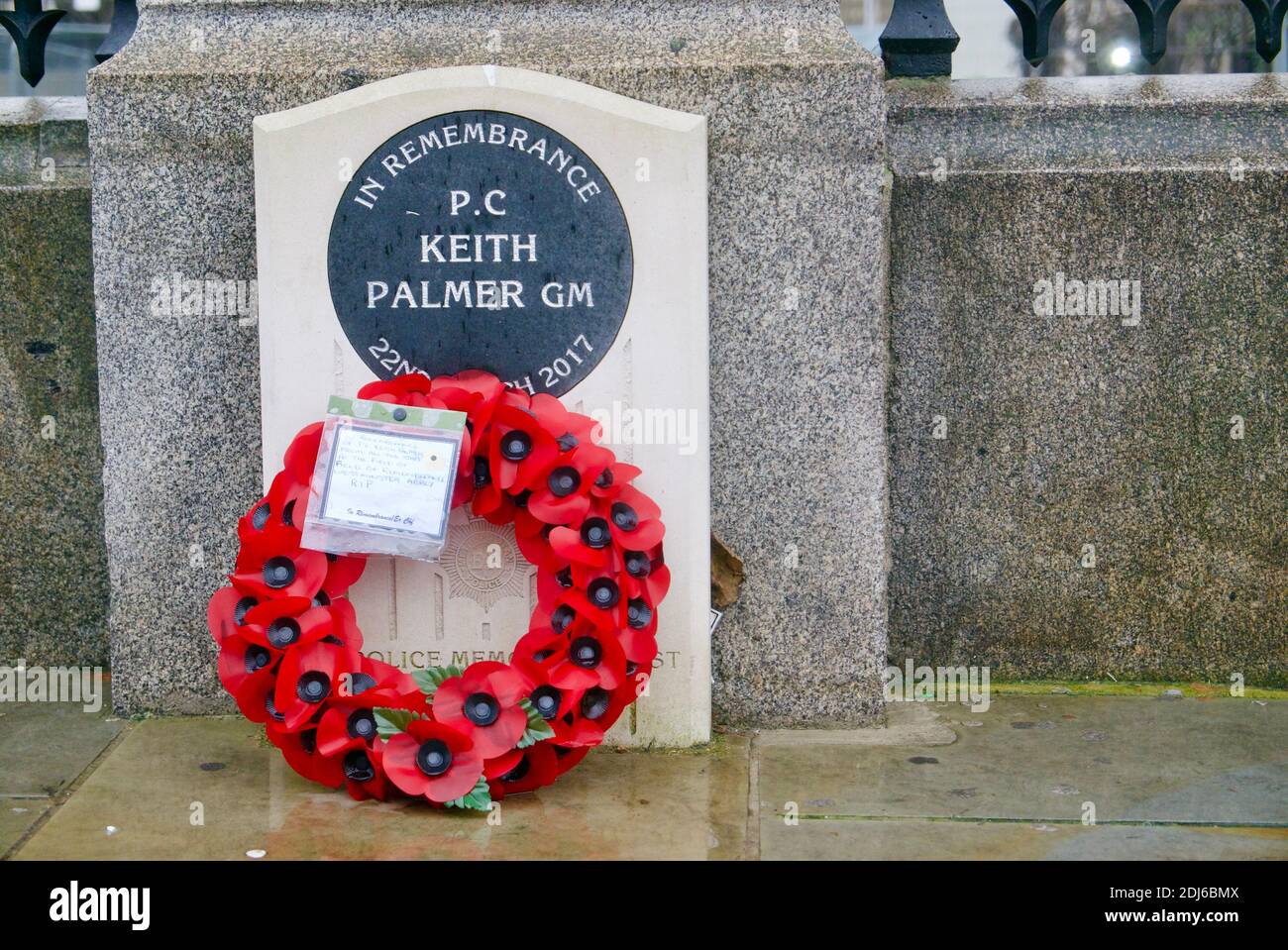Memoriale a PC Keith Palmer al di fuori delle Camere del Parlamento con la corona di memoria di papavero posata in 2020. Ufficiale di polizia ucciso nella linea di servizio. Foto Stock
