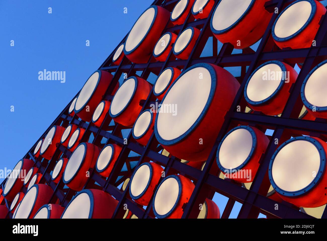 Walling fatto per assomiglia ad una disposizione dei tamburi tradizionali Presso il centro commerciale sotterraneo del Parco Olimpico in Cina centro-settentrionale di Pechino Foto Stock