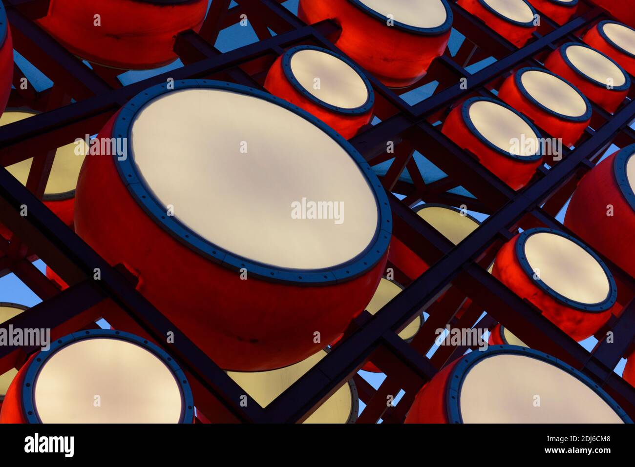 Walling fatto per assomiglia ad una disposizione dei tamburi tradizionali Presso il centro commerciale sotterraneo del Parco Olimpico in Cina centro-settentrionale di Pechino Foto Stock