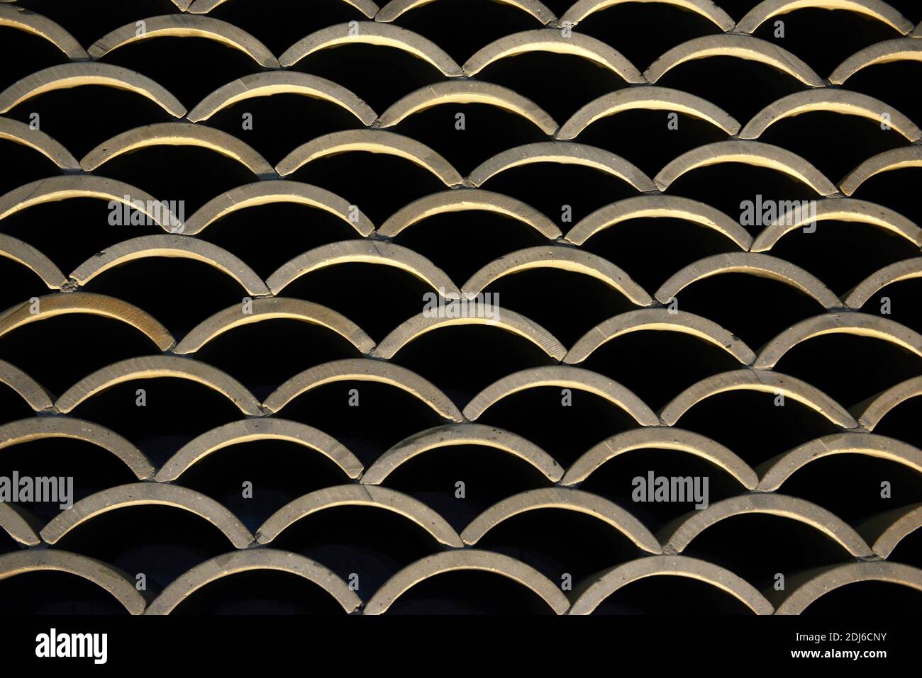 Pareti realizzate in tegole ricurve presso il centro commerciale sotterraneo del Parco Olimpico nel centro nord di Pechino, Cina Foto Stock