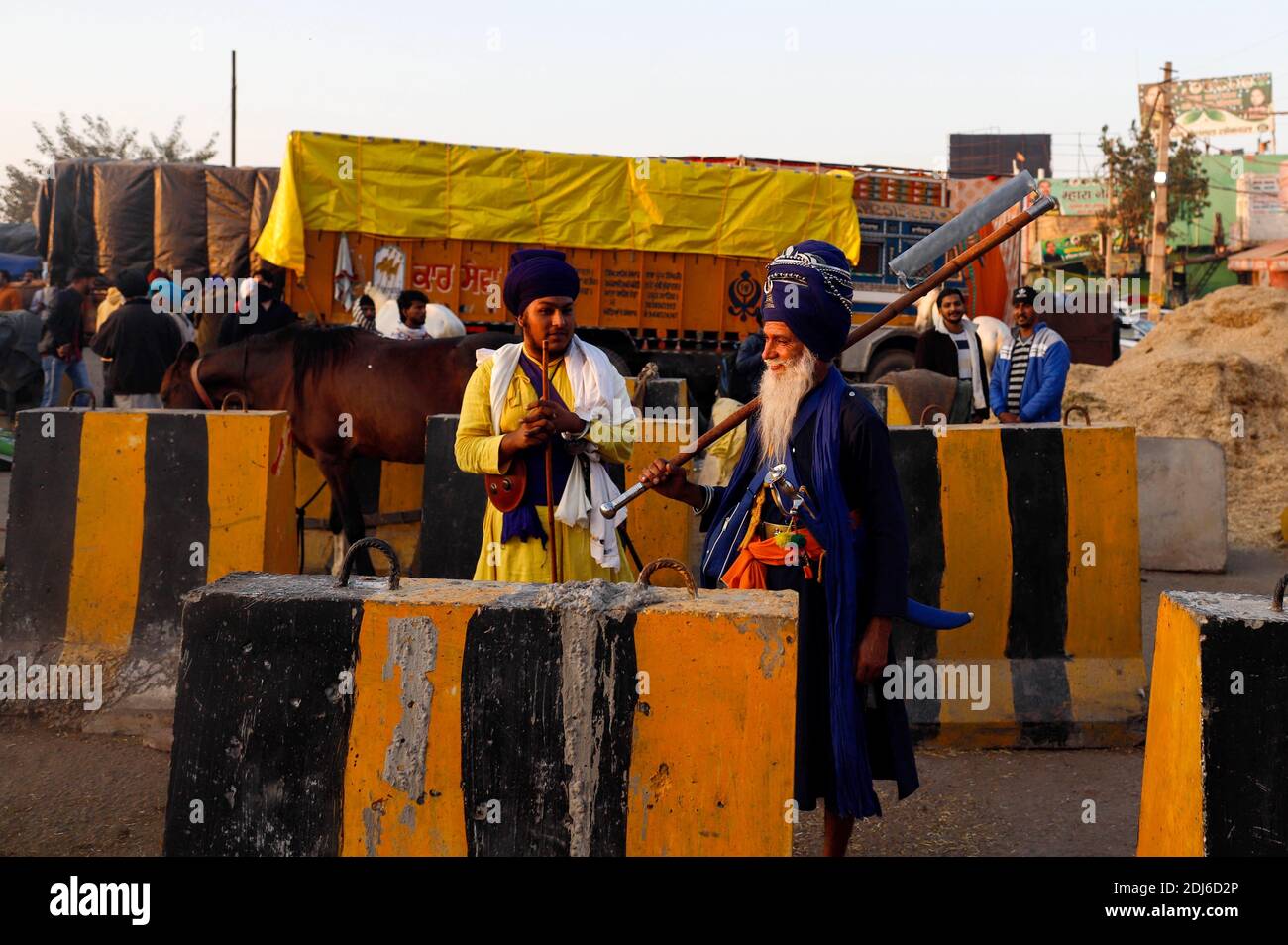 Nuova Delhi, Nuova Delhi, India. 13 Dicembre 2020. Nihang Sikhs ha visto durante la protesta sit-in in corso al confine di Singhu contro le nuove leggi agricole il 13 dicembre 2020 vicino a Nuova Delhi, India. Migliaia di agricoltori protestano ai confini della capitale nazionale dal novembre 26, chiedendo l’abrogazione di tre leggi agricole emanate in settembre. Credit: Vijay Pandey/ZUMA Wire/Alamy Live News Foto Stock