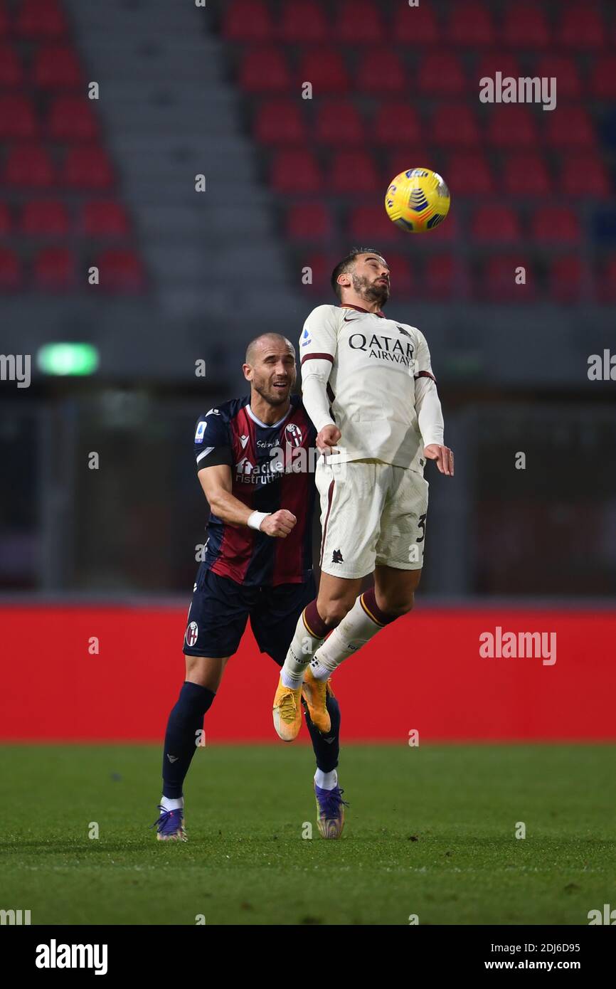 Leonardo Spinazzola (Roma)Lorenzo De Silvestri (Bologna) durante la gara italiana Serie A' tra Bologna 1-5 Roma allo stadio Renato dall Ara il 13 dicembre 2020 a Bologna. Credit: Maurizio Borsari/AFLO/Alamy Live News Foto Stock