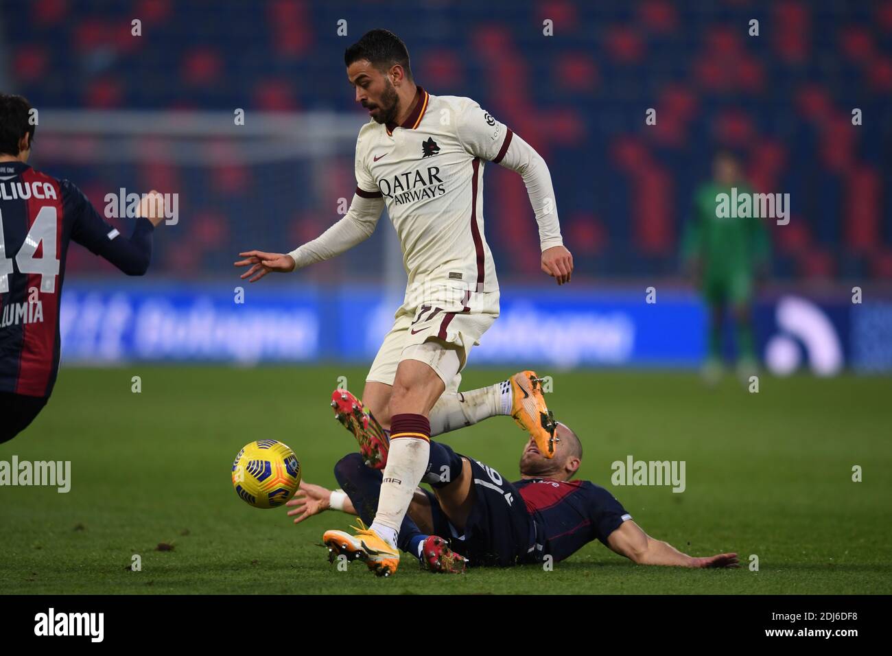 Lorenzo De Silvestri (Bologna)Leonardo Spinazzola (Roma) durante la gara italiana Serie A' tra Bologna 1-5 Roma allo stadio Renato dall Ara il 13 dicembre 2020 a Bologna. Credit: Maurizio Borsari/AFLO/Alamy Live News Foto Stock