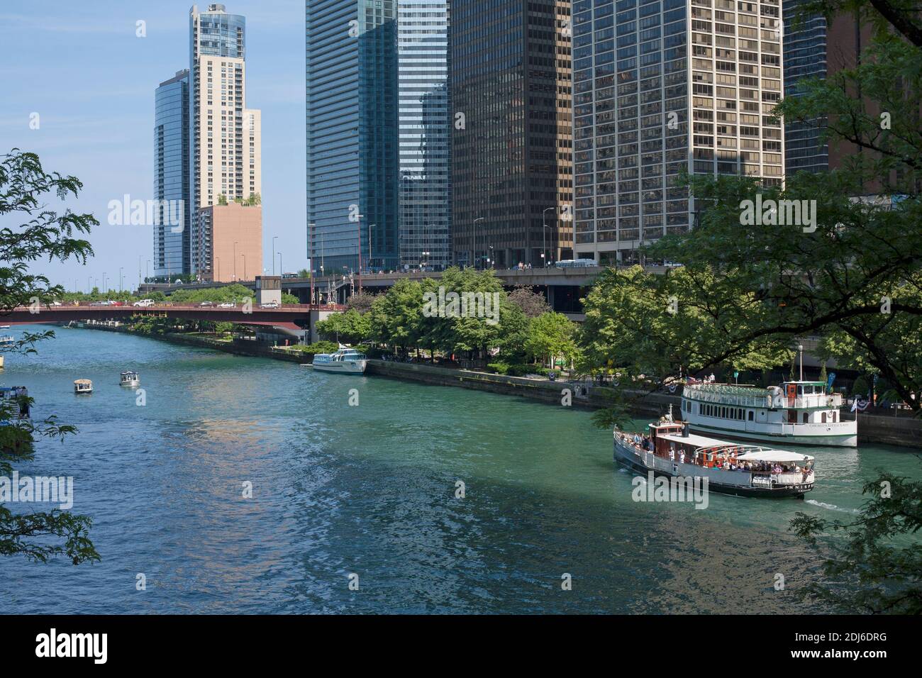 Fiume Chicago lungo Wacker Drive visto dal ponte Michigan Avenue, Chicago, Illinois, USA Foto Stock