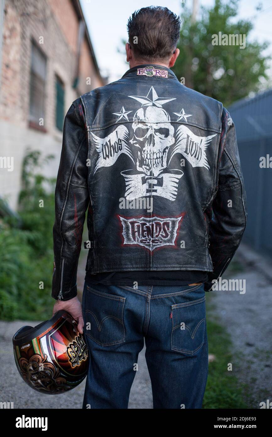 Giacca biker uomo nero in pelle e casco moto a Chicago, il, Stati Uniti Foto Stock