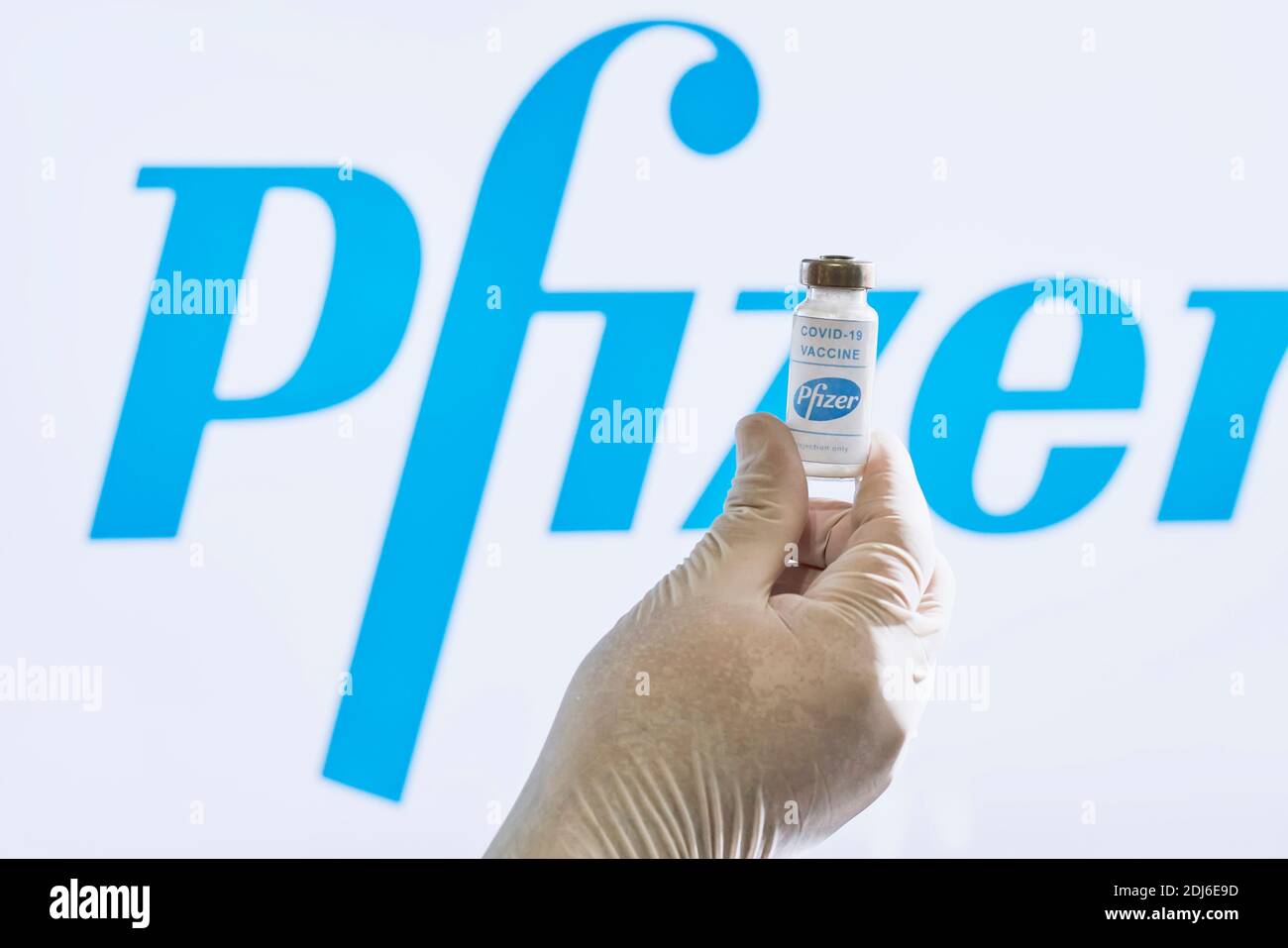 Tashkent, Uzbekistan - 7 dicembre 2020: Un medico detiene un nuovo vaccino contro Covid-19 dalla società farmaceutica americana Pfizer Foto Stock