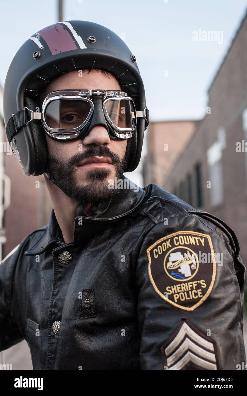 Primo piano ritratto di biker in casco e googles su sfondo urbano. Chicago, il, Stati Uniti Foto Stock