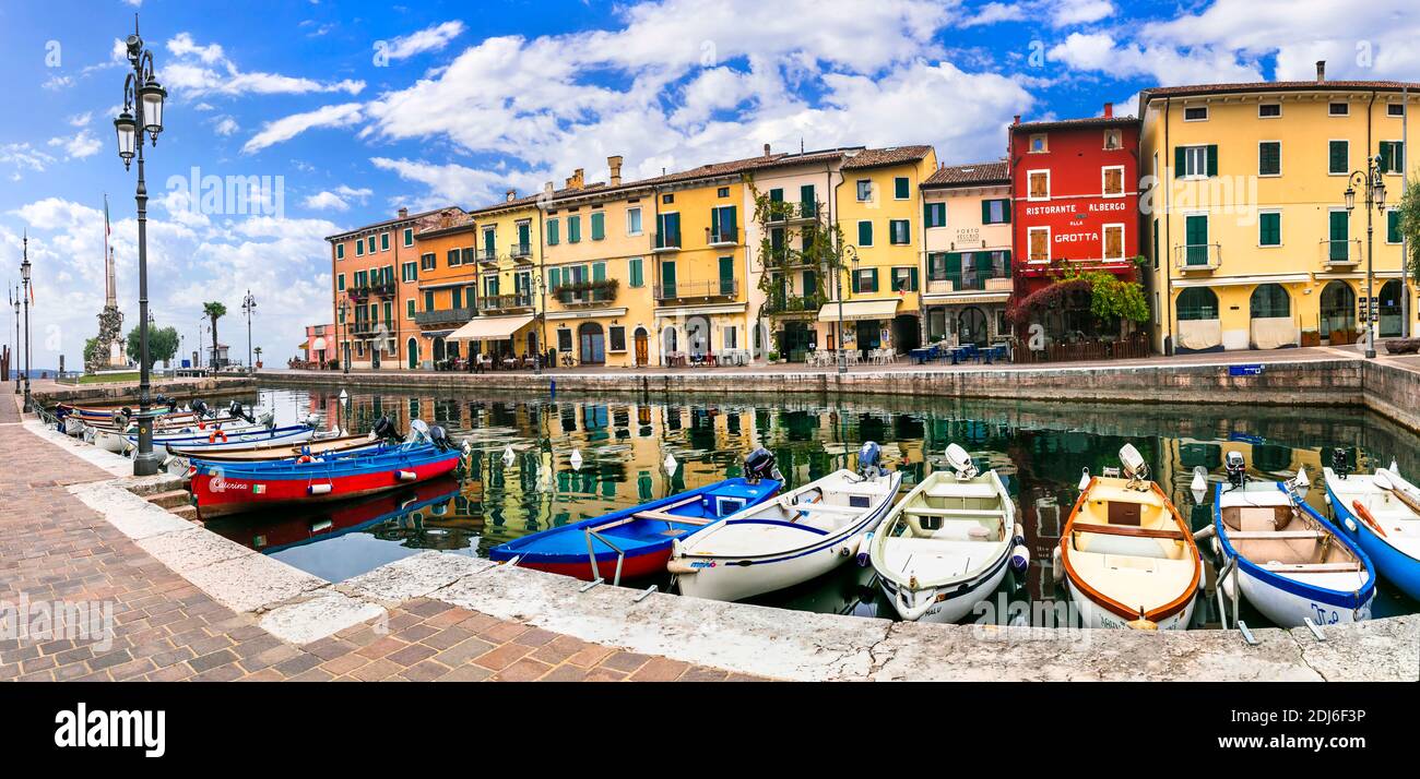 Pittoresco villaggio Lazise con case colorate, lago di Garda. Regione Veneto. nov. 2020 Italia Foto Stock