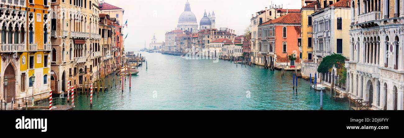 Venezia romantica e sorprendente. Vista sul Canal Grande dal ponte dell'Accademia. Italia Foto Stock