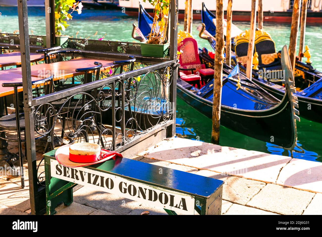 Romantica gita in gondola a Venezia. Servizio di gondola e stazione dei traghetti vicino al ponte di Rialto. Italia nov 2020 Foto Stock