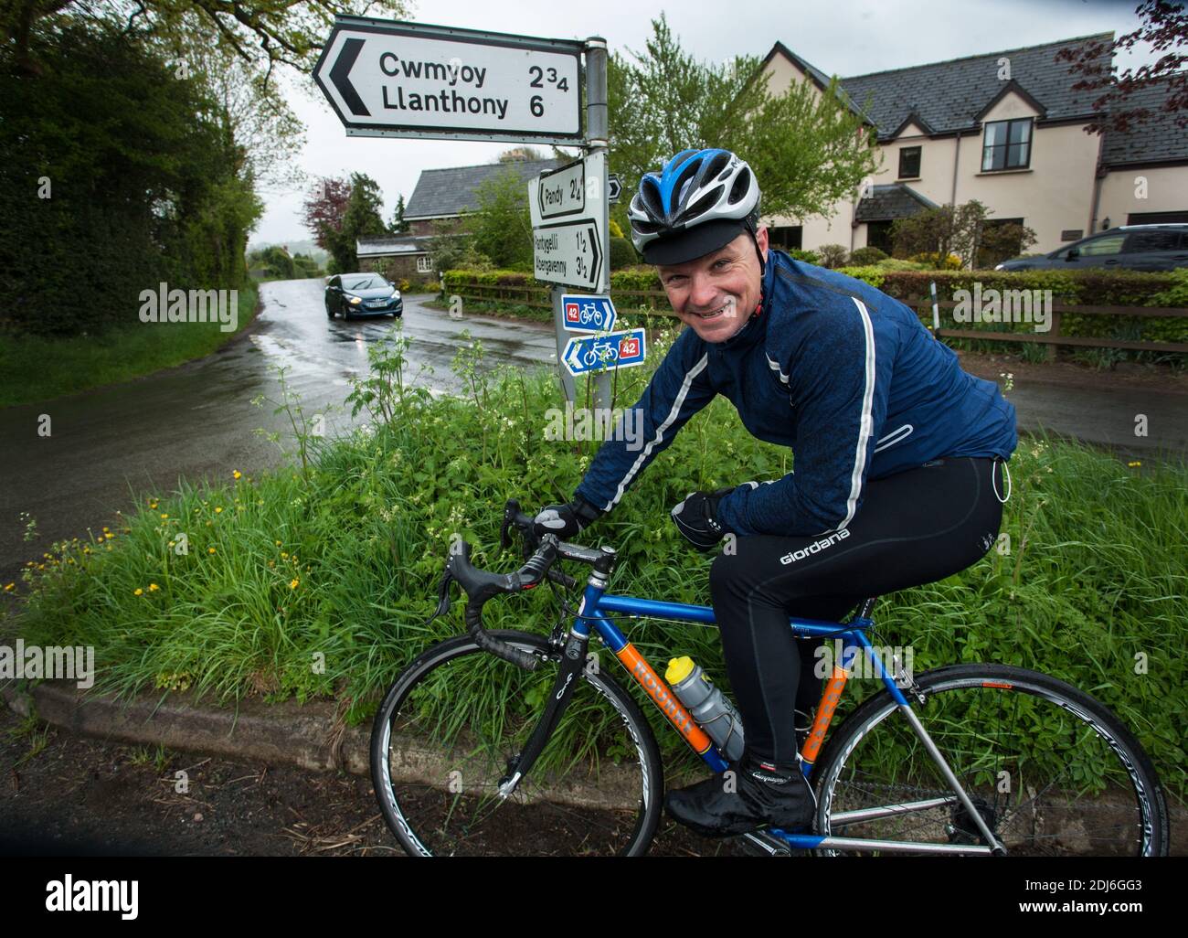 Tour in bici delle Black Mountains con Robert Penn (autore di IT's All About the Bike) nel Brecon Beacons National Park nel Monmouthshire, nel Galles del sud-est. Foto Stock