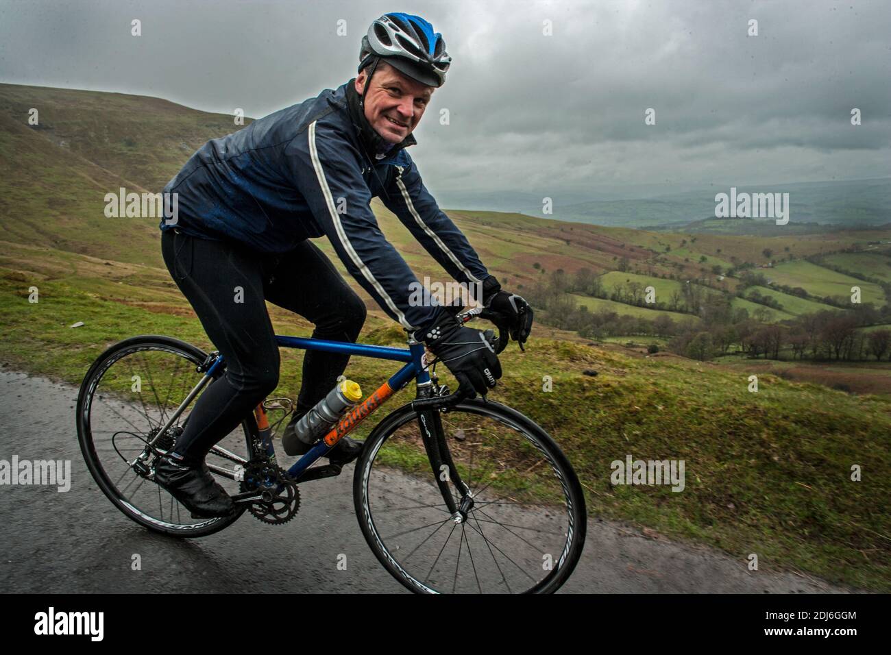 Tour in bici delle Black Mountains con Robert Penn (autore di IT's All About the Bike) nel Brecon Beacons National Park nel Monmouthshire, nel Galles del sud-est. Foto Stock