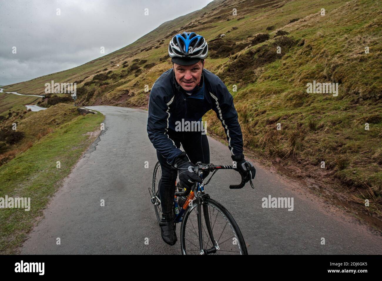 Tour in bici delle Black Mountains con Robert Penn (autore di IT's All About the Bike) nel Brecon Beacons National Park nel Monmouthshire, nel Galles del sud-est. Foto Stock